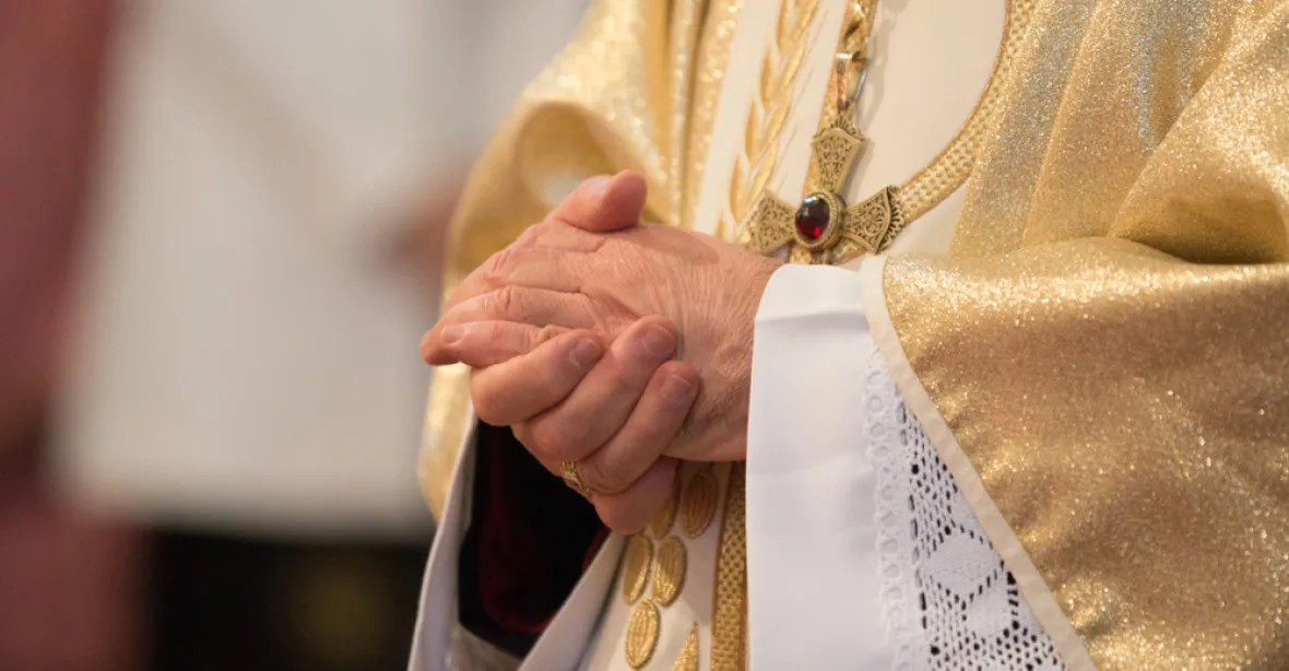 Překvapivý rozsudek: za znásilnění dívky knězem má katolická církev zaplatit miliony