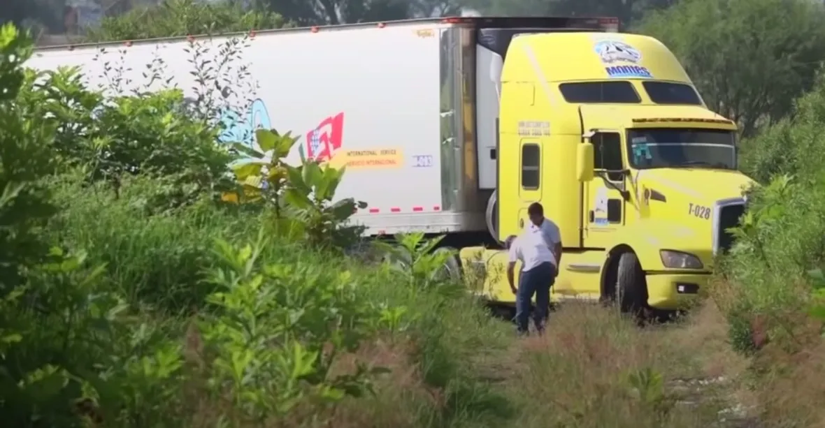 Našel se kamion s 273 mrtvolami. Šlo o těla z přeplněných márnic