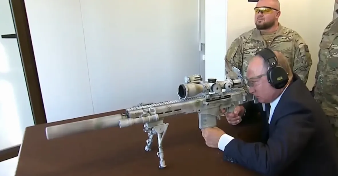 Putin otestoval novou odstřelovací pušku. Trefil hlavu, hruď a játra
