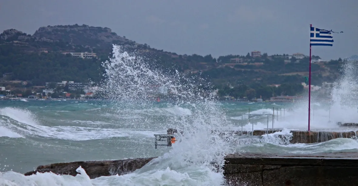 Řecko i Sicílii zasáhl středomořský hurikán Zorba. Úřady radí nevycházet