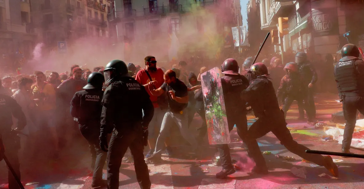 Policie se v Barceloně střetla s katalánskými separatisty, vzduchem lítaly barvy
