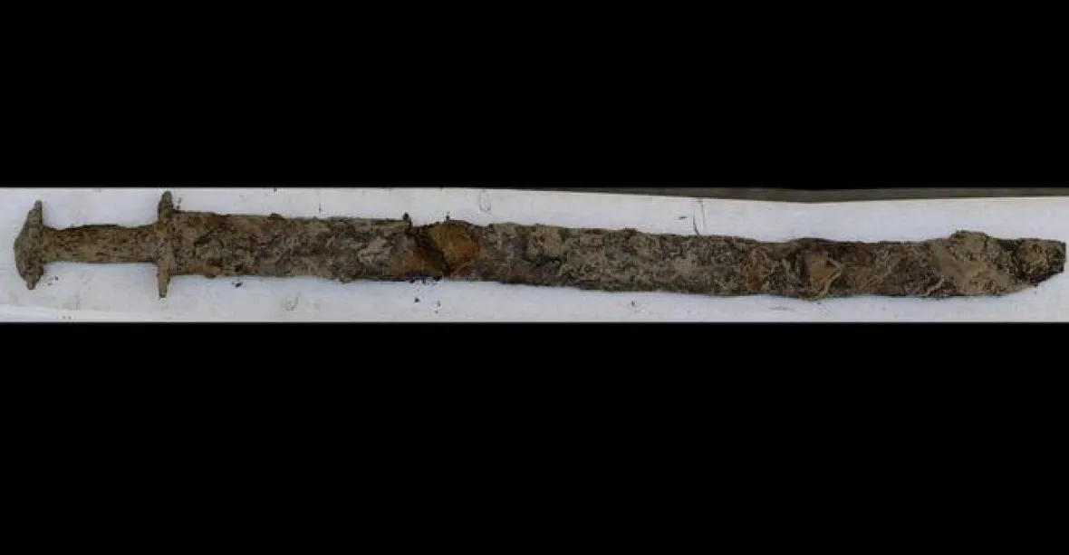 Osmiletá dívka objevila v jezeře 1500 let starý meč. S otcem myslela, že jde o větev