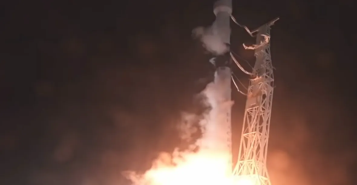 VIDEO: Další úspěch SpaceX. První stupeň rakety Falcon řízeně přistál v Kalifornii