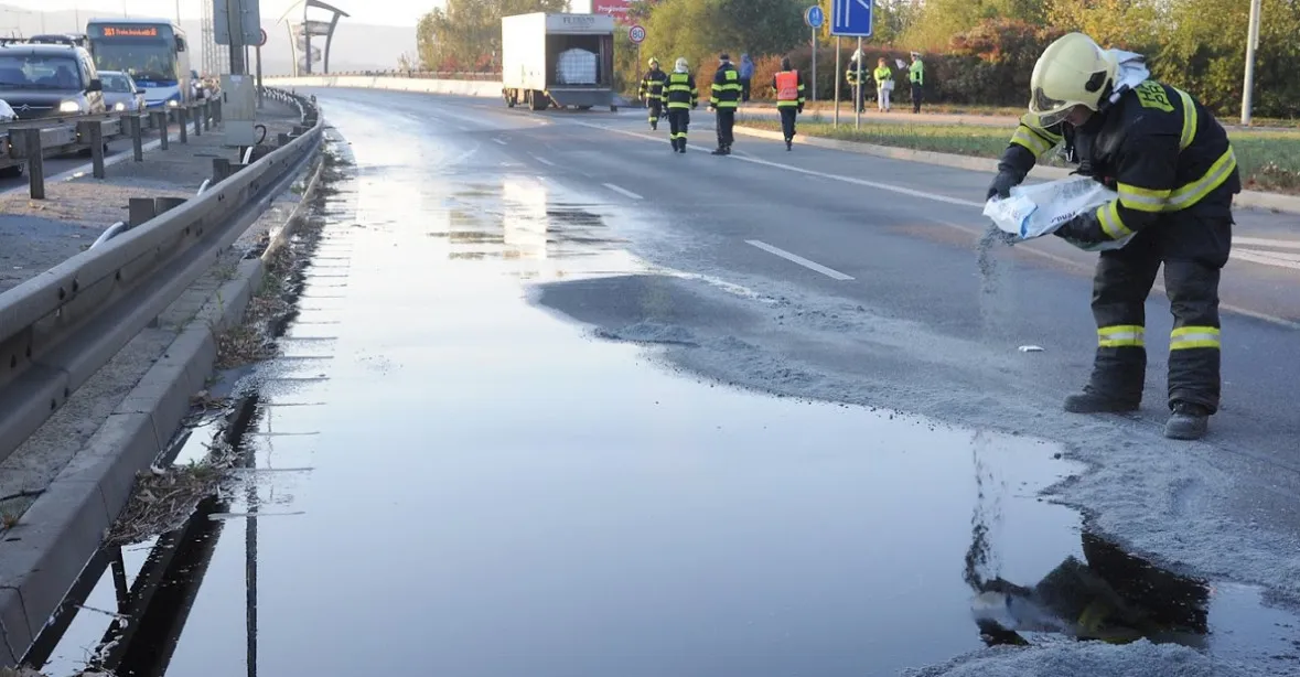 Kyselina na silnici uzavřela výpadovku z Prahy