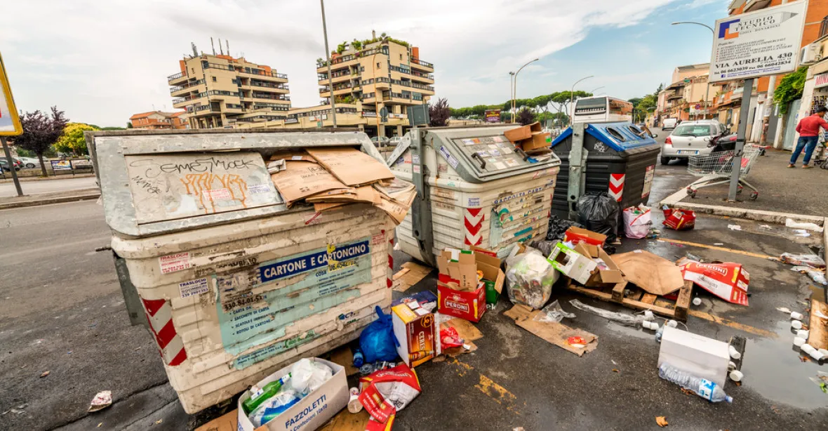 Špinavý Řím. Tisíce lidí demonstrovaly, vadí jim město plné odpadků
