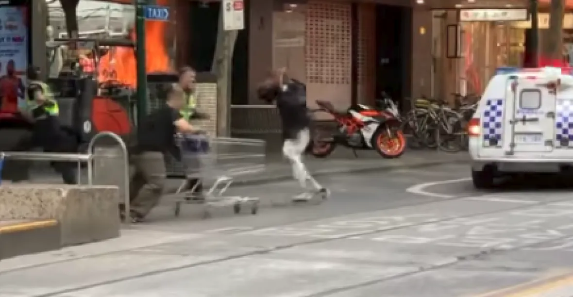 VIDEO: Austrálie oslavuje „muže s vozíkem“. Snažil se zastavit útočníka s nožem