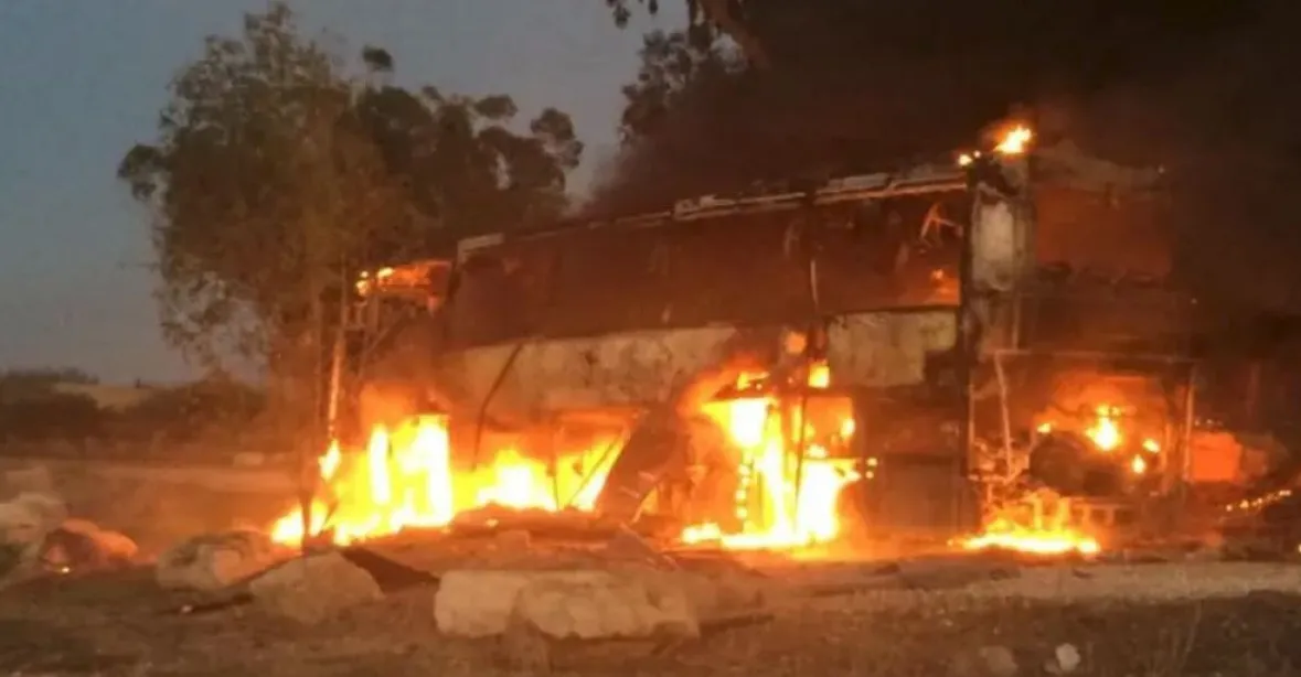 Nebe v ohni. Palestinci vypálili na Izrael až 300 raket, zasáhly domy i autobus