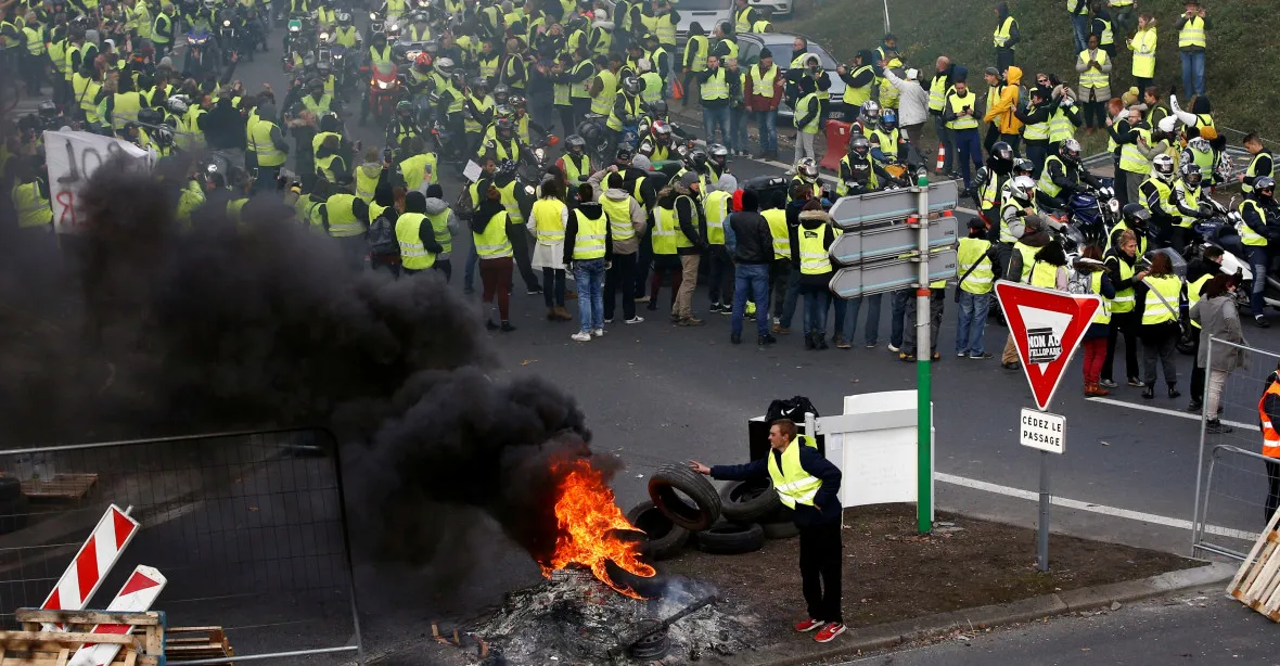 Vzpoura střední třídy. Francouzi protestovali proti zvýšení daně z PHM, jedna mrtvá, 223 zraněných