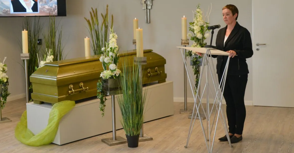 Seriály lžou, na pohřbech je příliš mnoho farářů, stěžují si v Německu