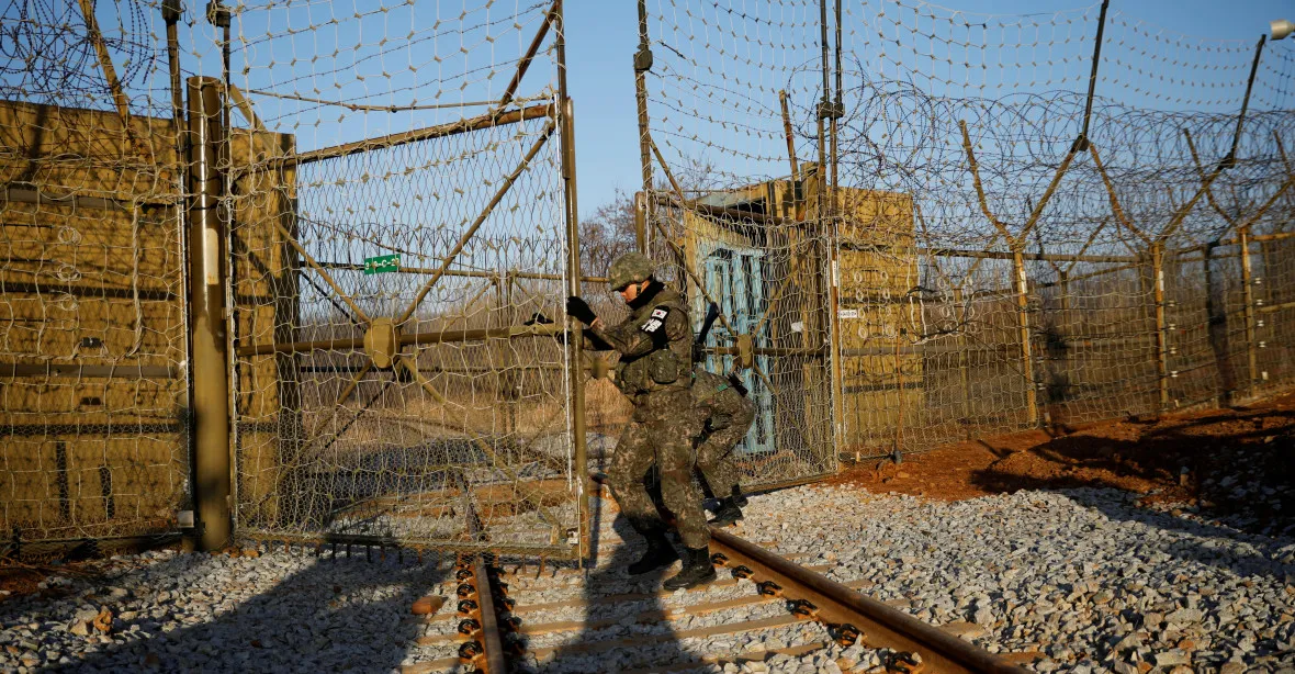OBRAZEM: Přes hranice mezi KLDR a Jižní Koreou projel po více než 10 letech vlak