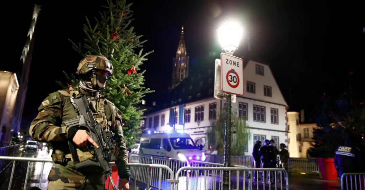 Štrasburk má čtvrtého mrtvého, další člověk je ve stavu mozkové smrti. Policie hledá komplice