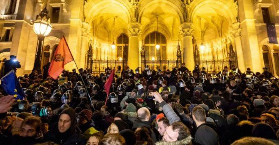 Protesty v Budapešti proti „otrockému zákonu“ pokračují, v pátek bez násilí
