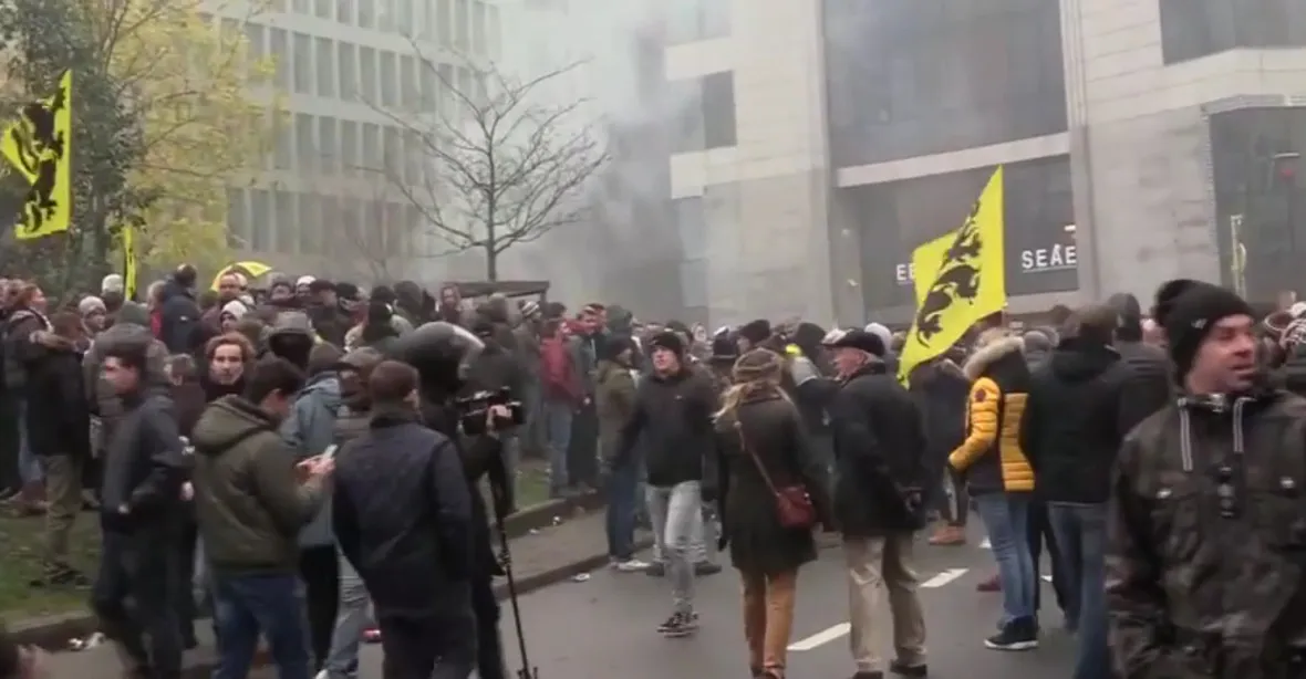 Proti migraci, za vlastní národ. Policie v Bruselu nasadila proti demonstrantům slzák a vodní dělo