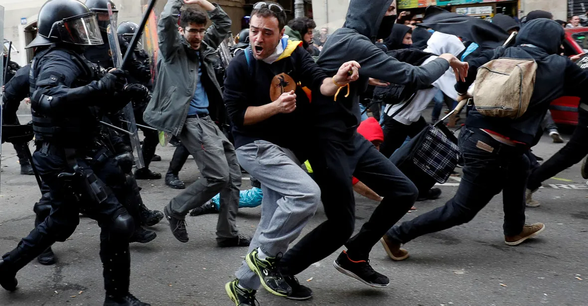 Zasedání vlády v Barceloně vyvolalo protesty Katalánců a potyčky. Zraněno bylo i 30 policistů