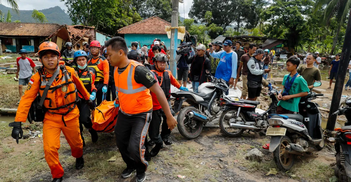 Obětí vlny tsunami v Indonésii jsou už více než čtyři stovky, další se pohřešují