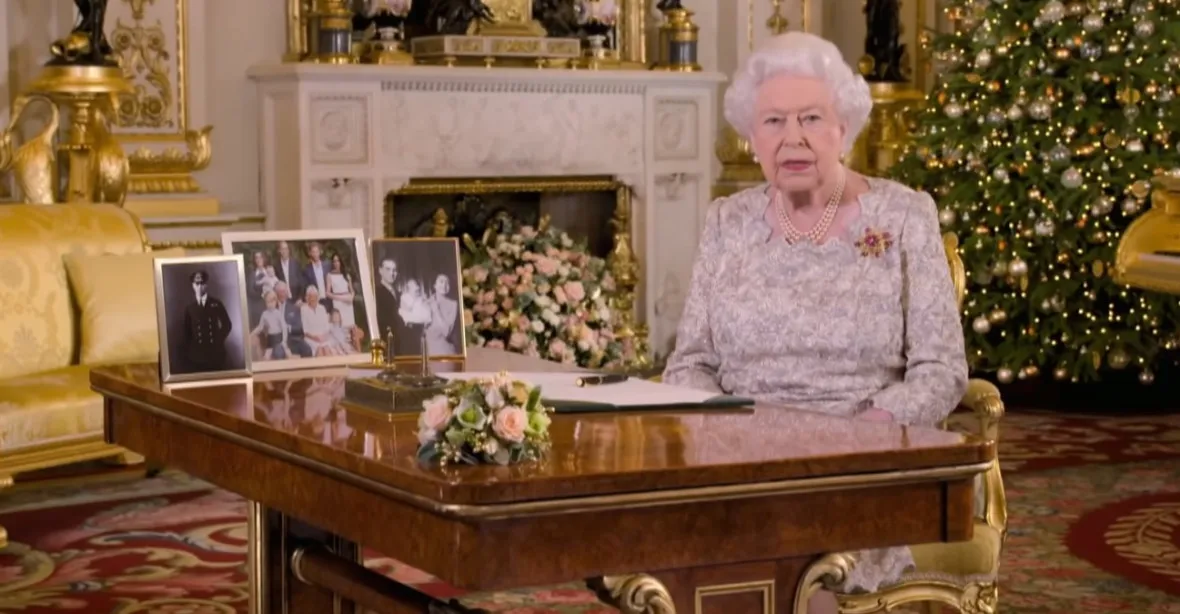 Alžběta II., ‚velmi zaměstnaná babička‘, na Vánoce vyzvala k úctě a respektu k odlišným názorům