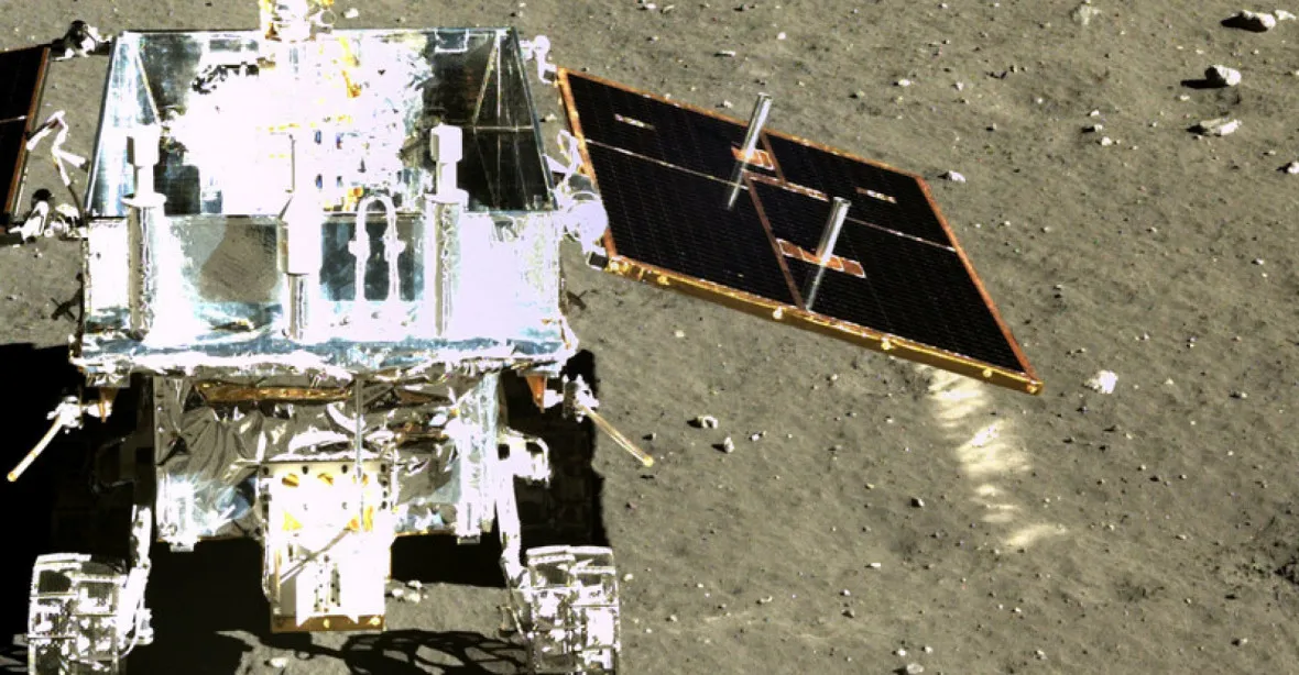 Nefritový králík 2 je na Měsíci. Čínské vozítko již jezdí po jeho odvrácené straně