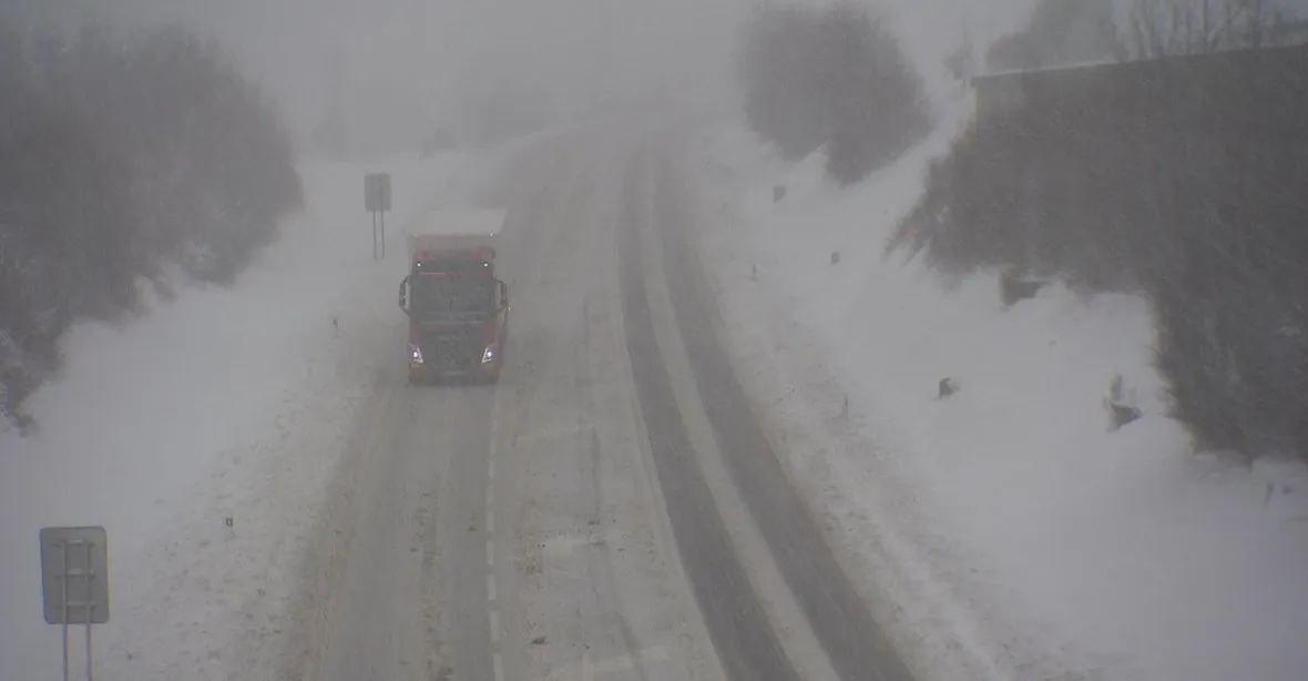 Dopravu na D1 i nadále komplikuje sníh, problémy jsou po celé ČR