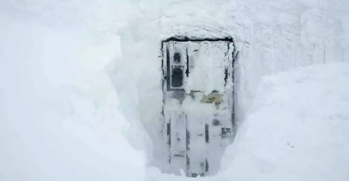 Evakuace Sněžky. Čtyři metry sněhu a extrémní počasí vyhnalo z poštovny personál