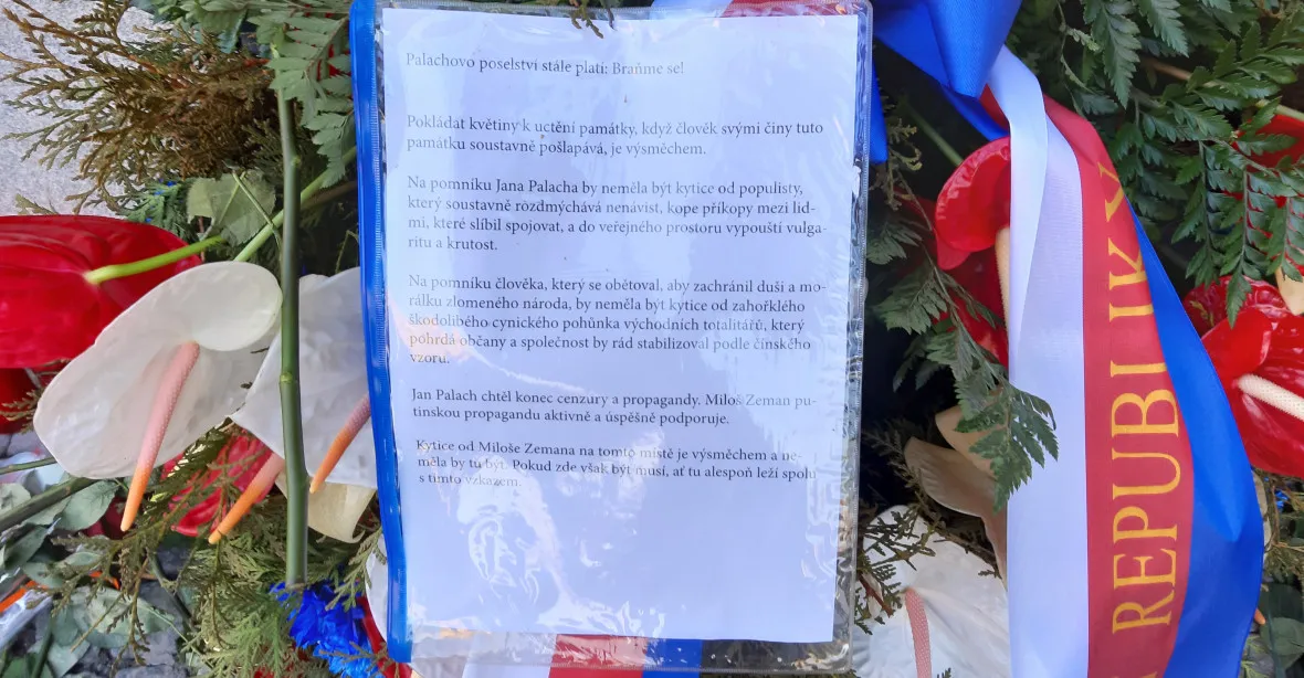 Zemanovu kytici doplnili aktivisté vzkazem: Zeman pošlapává Palachovu památku