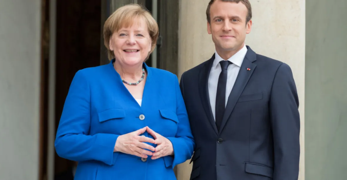 Merkelová a Macron uzavírají sňatek