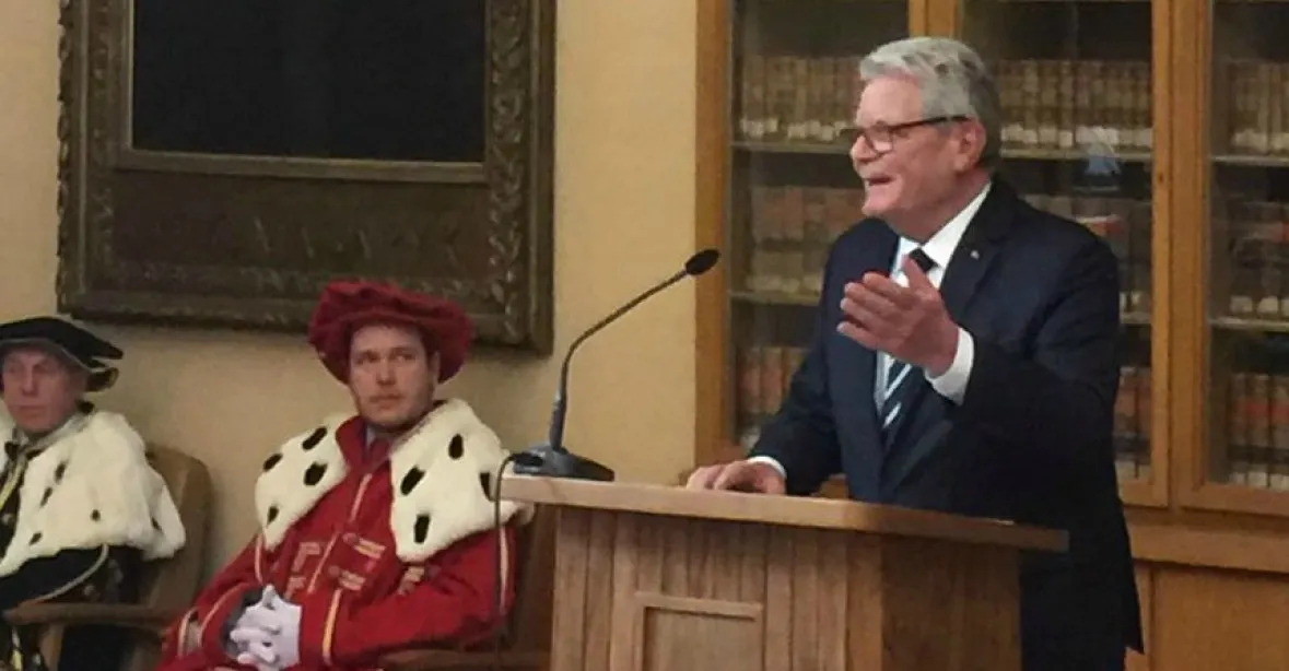 Bývalý německý prezident Gauck dostal v Praze Cenu Karla IV.