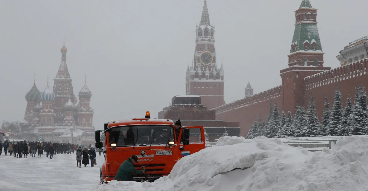 Moskva vzdoruje kalamitě, napadlo nejvíc sněhu za posledních 70 let