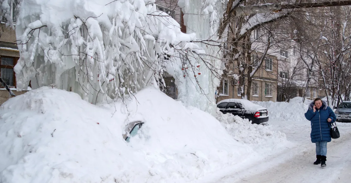 MHD nejezdí už skoro 10 dní. Ruský Saratov zažívá sněhovou apokalypsu