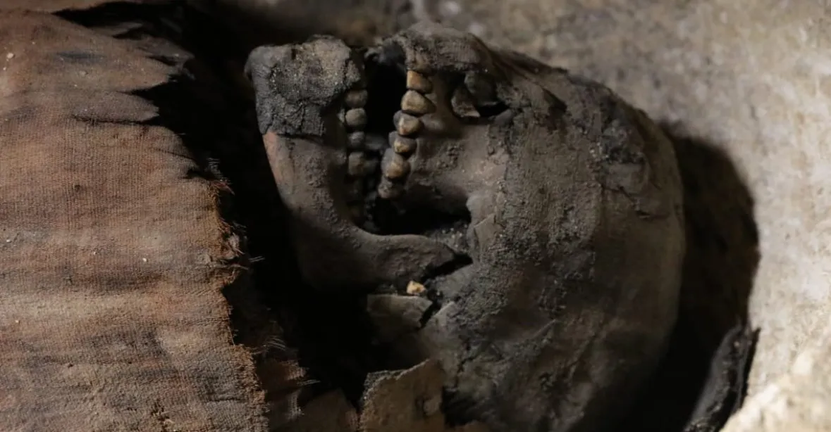 FOTOGALERIE: Archeologové v Egyptě objevili pohřební komory se 40 mumiemi
