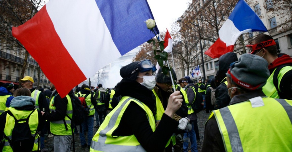 Desítky tisíc žlutých vest opět v ulicích Francie. Vzpomněly téměř dvou tisíc zraněných při protestech