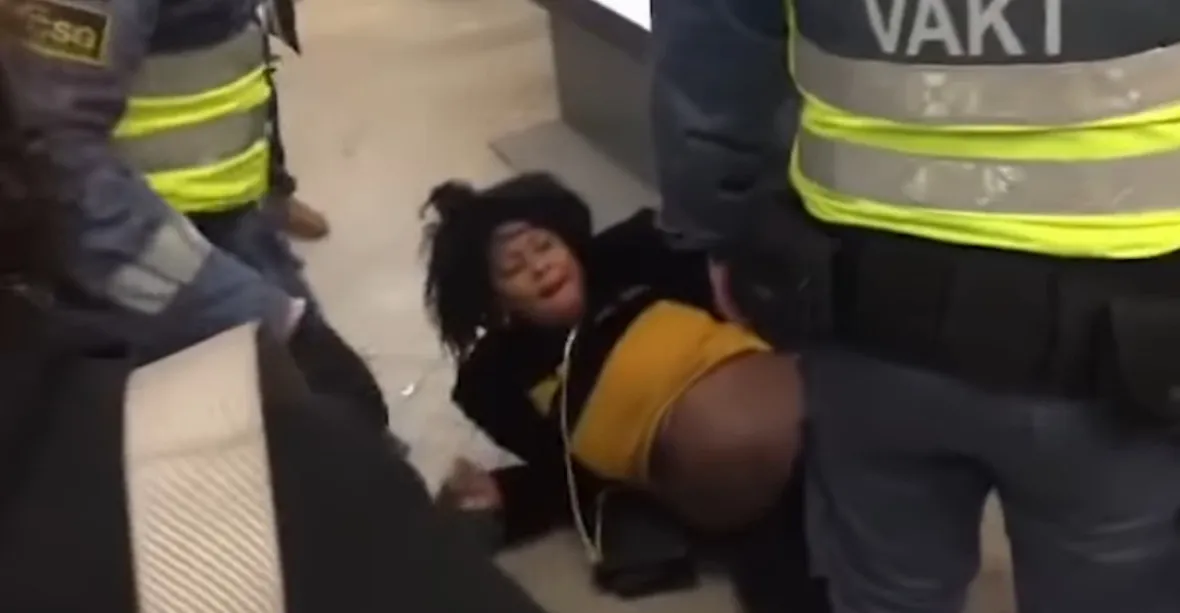 VIDEO: Policie šetří násilné vyvedení těhotné ženy z metra. Neměla jízdenku