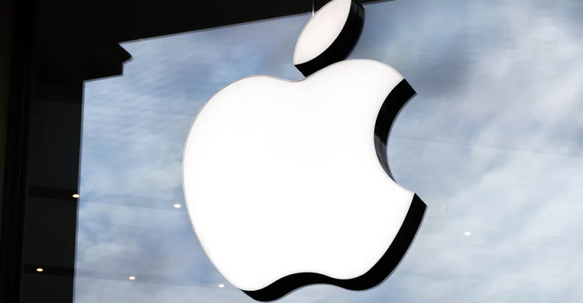 Celníci při zátahu zabavili přes 4 500 kusů padělaných výrobků Apple