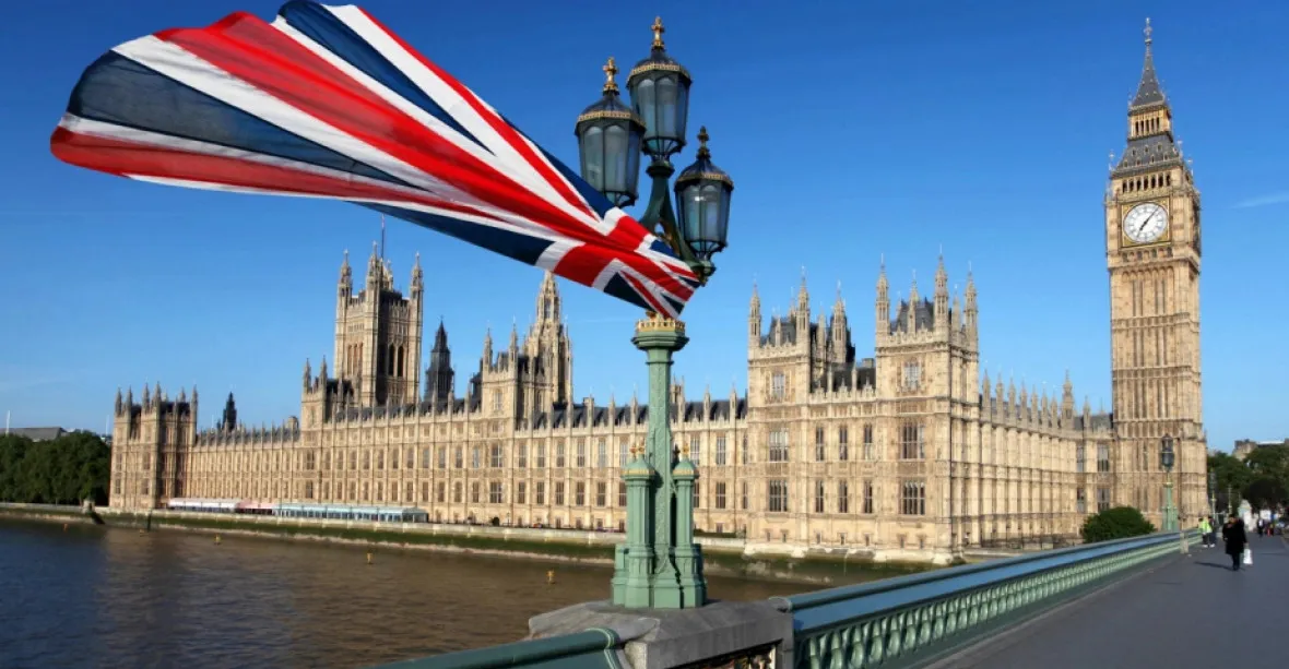 Britská vláda ustupuje parlamentu. Zmírňuje požadavky ohledně irské pojistky