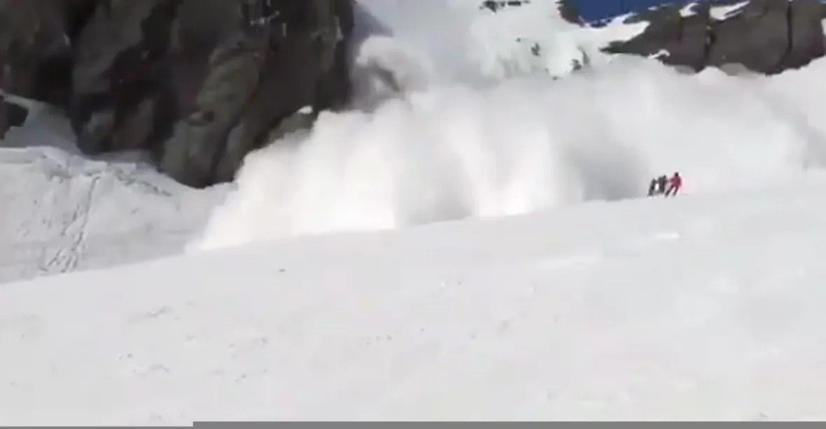 VIDEO: Lyžař natočil lavinu, která za ním zavalovala lidi