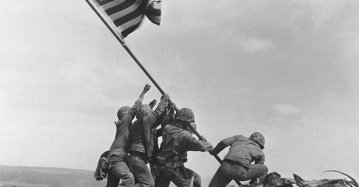 FOTO: Čechoslovák pomáhal vztyčit vlajku na Iwodžimě. A stal se součástí nejslavnější válečné fotky