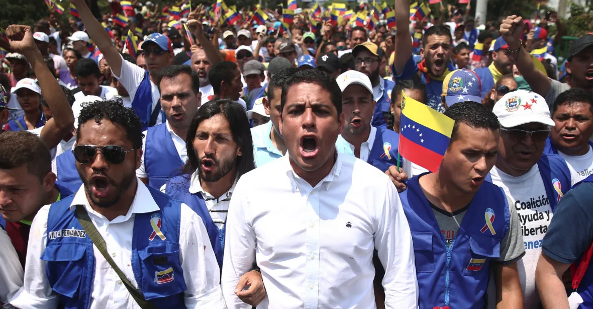 První část pomoci z Brazílie projela do Venezuely, oznámil Guaidó. Za hranicemi je slyšet střelba