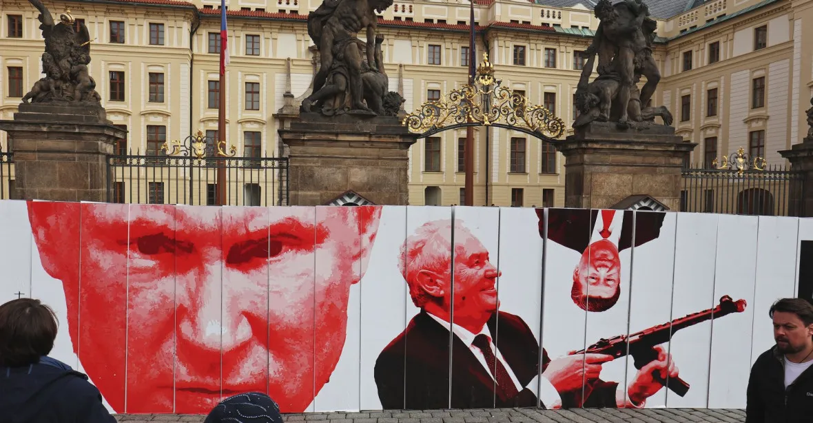 Zeman se samopalem. Aktivisté obstavili vchod do Pražského hradu krabicemi