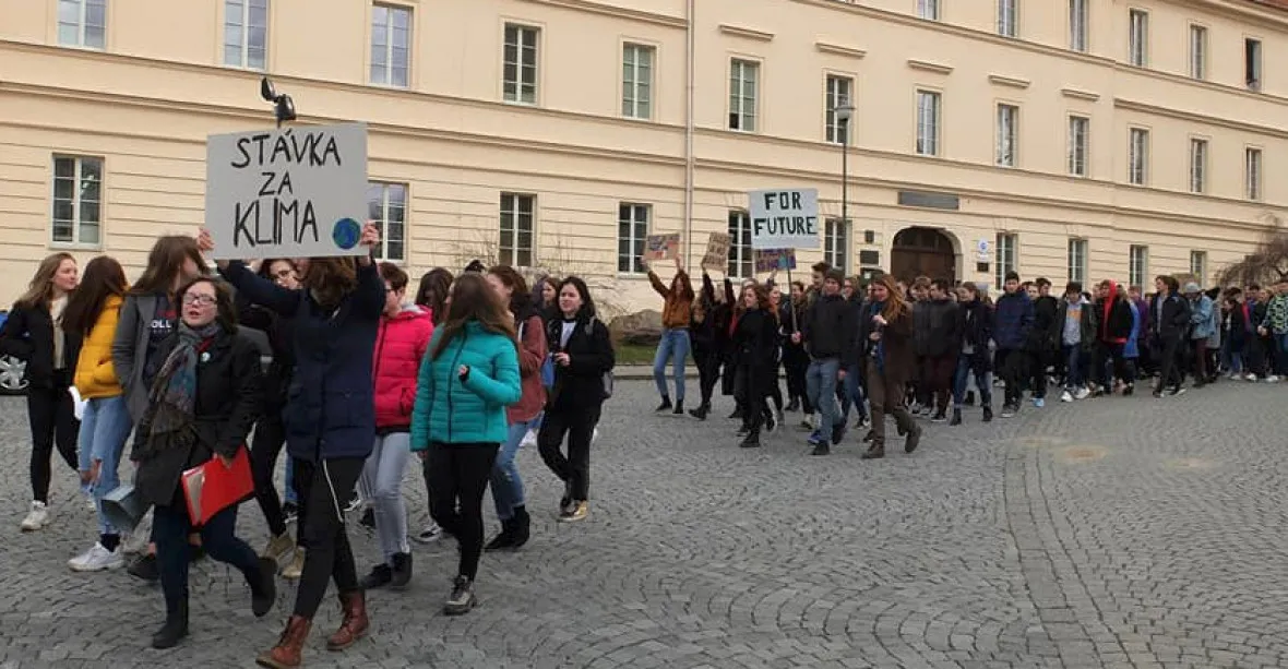 Fanoušci klimatické Grety. Tisíce studentů stávkovaly v ČR za ochranu životního prostředí