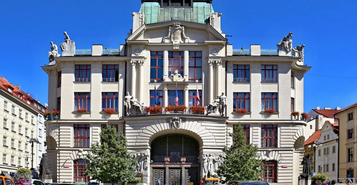 Na pražské radnici je dusno kvůli kontrolám bytů. Bude to mít dopad i na primátora?