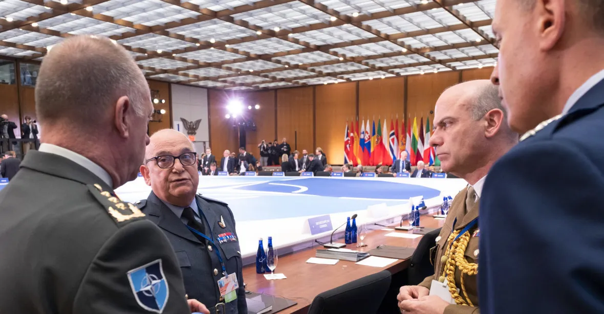 Ministři zemí NATO: více peněz na obranu i opatření proti stále „agresivnějšímu Rusku“