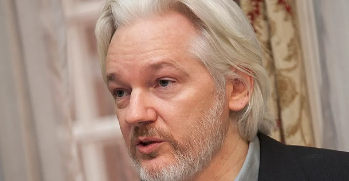 Zakladatel WikiLeaks Assange má problém. Do několika dnů či hodin může přijít o azyl