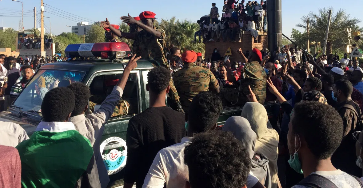 Drama v Súdánu. Demonstrantům začala proti policii pomáhat armáda