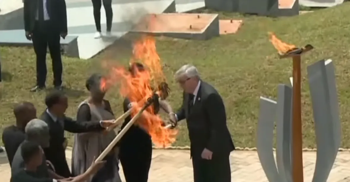 VIDEO: Juncker hořící pochodní málem zasáhl prezidentský pár Rwandy