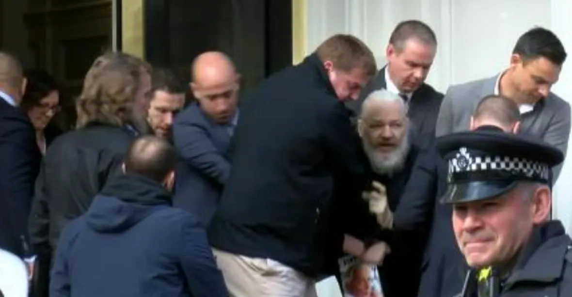 VIDEO: Assange museli z ekvádorské ambasády v Londýně doslova vynést