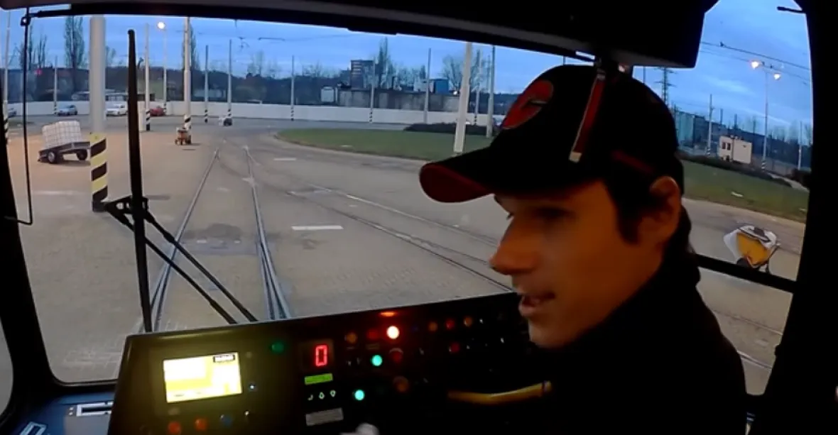 VIDEO: Pražský tramvaják youtuberem. Takhle vypadá práce řidiče MHD