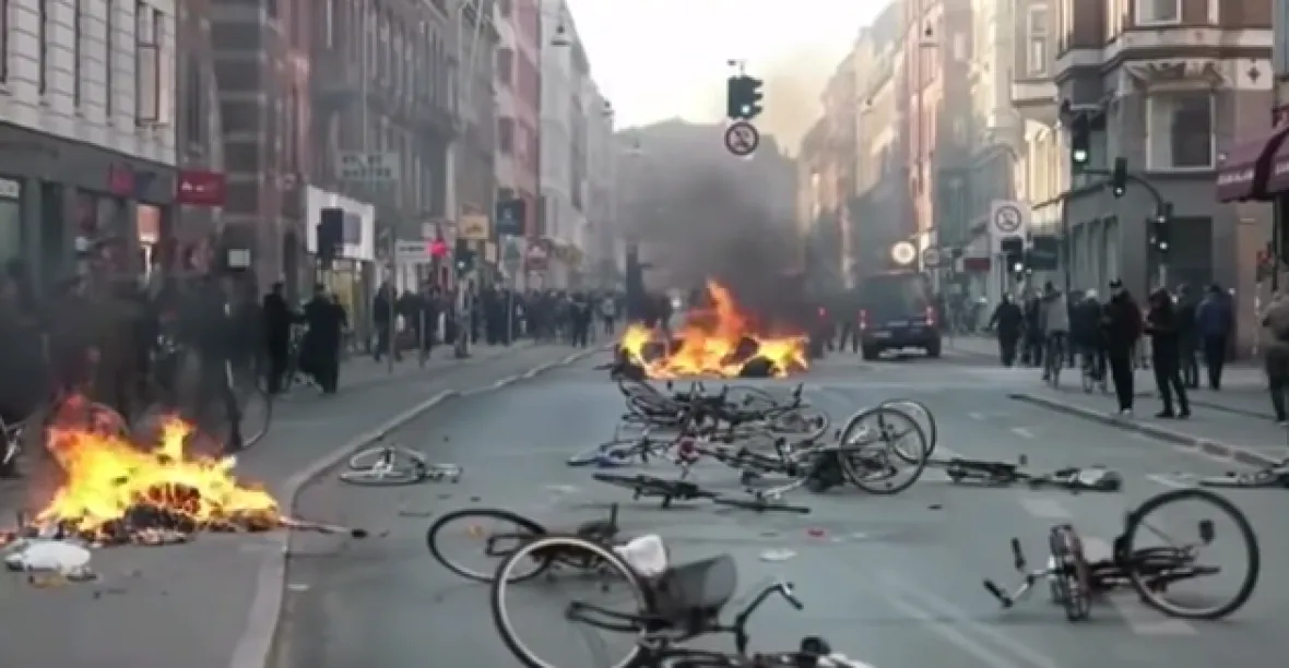 Dánský politik chtěl v Kodani zapálit korán. Spustil tím vlnu násilností