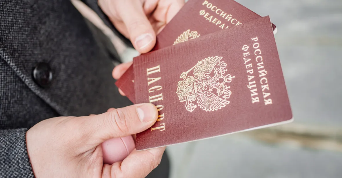 Občanství separatistům. Moskva chce obyvatelům Donbasu vydávat ruské pasy