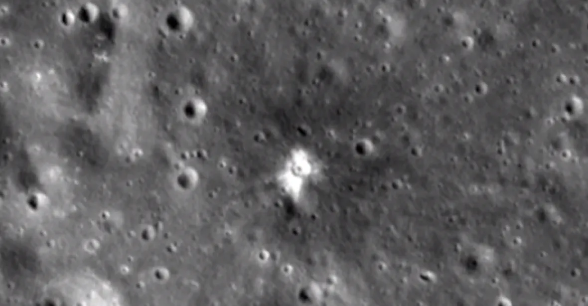 Vodní pára na Měsíci. Stojí za ní dopadající meteoroidy, zjistila sonda NASA