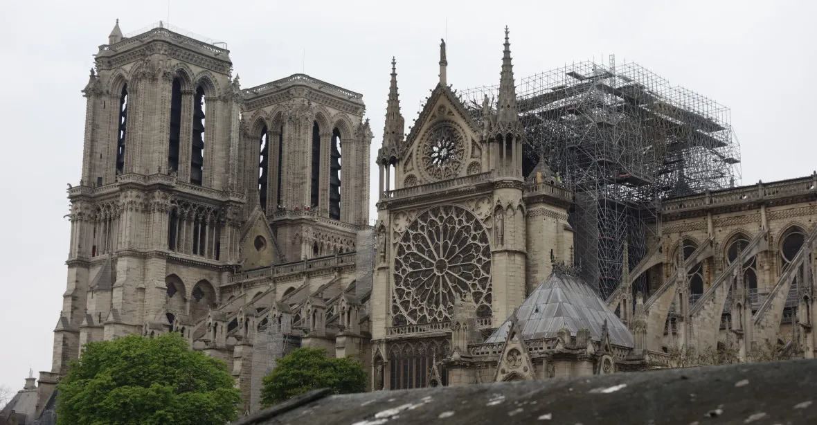 Fotogalerie: Notre-Dame je bez střechy, ale stojí. Slavnou katedrálu čeká oprava