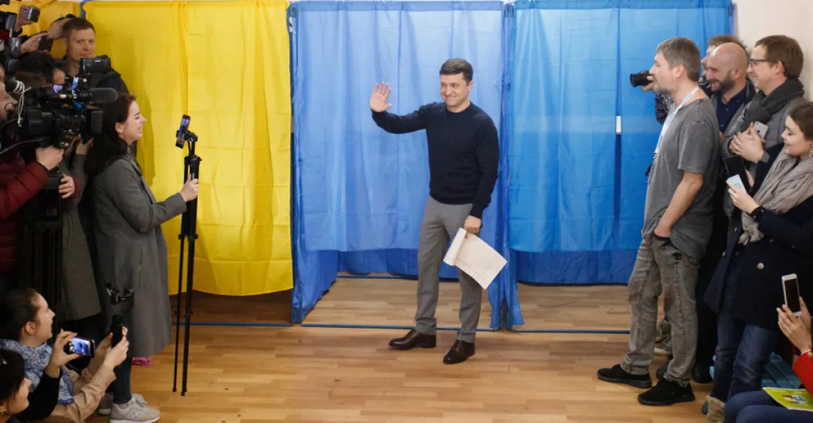 O směřování Ukrajiny rozhodnou dnešní volby. V Praze se stojí fronta